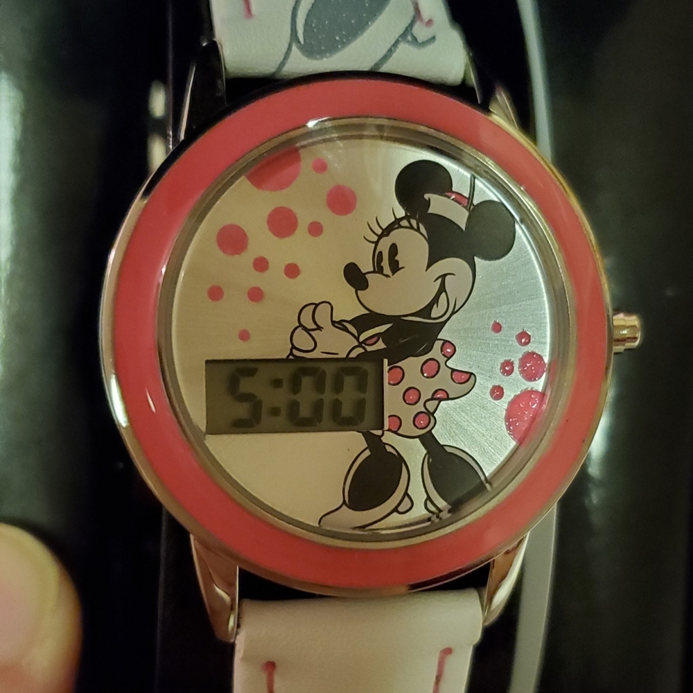 New Disney children's Minnie Mouse watch large can fit some adults